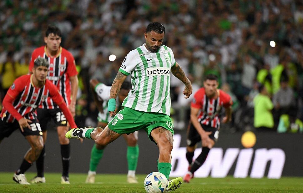 Edwin Cardona al momento de patear el segundo penal de la noche ante Sao Paulo, por octavos de final de Copa Libertadores / Getty Images