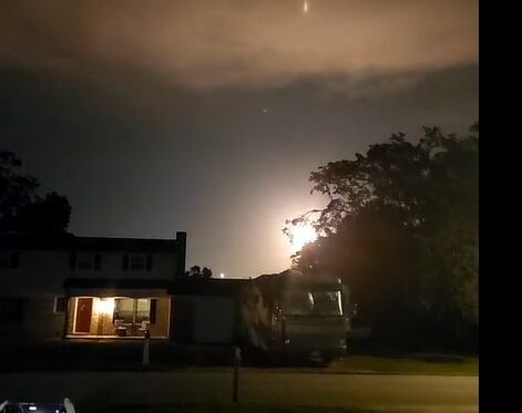 Las imágenes dan cuenta de una potente luz que sería proyectada por un OVNI