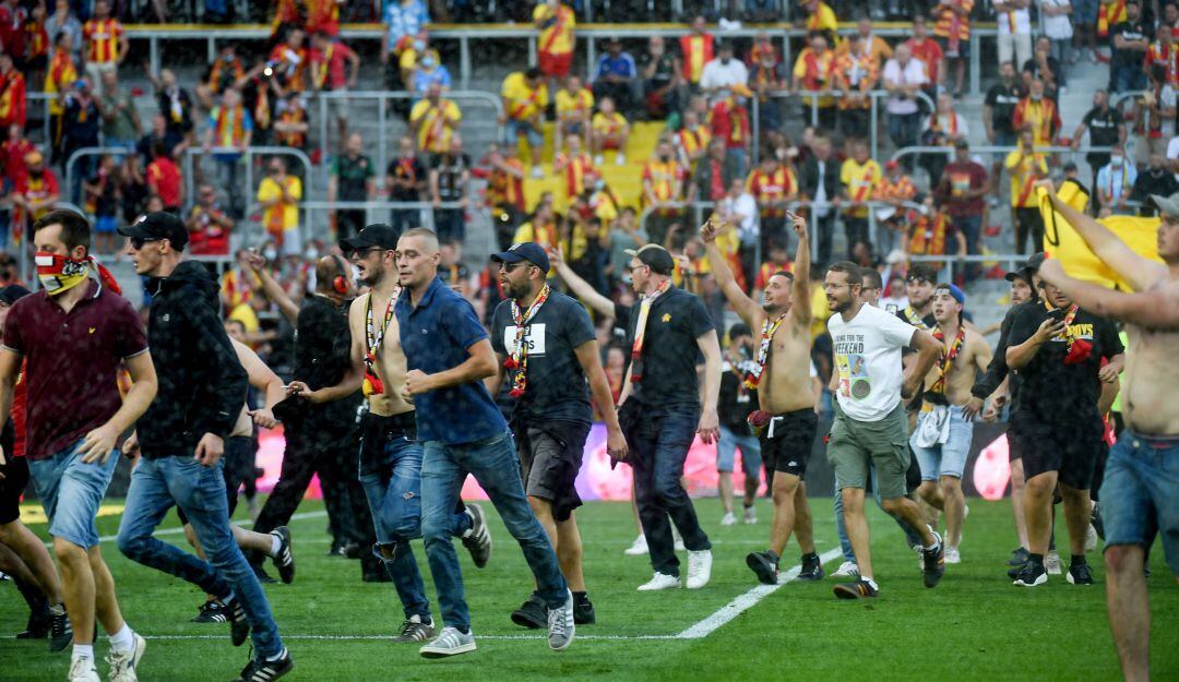 Hinchas Lens invaden el estadio