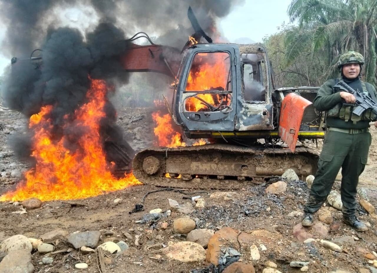 Policía destruyó cinco minas ilegales que financiaban a disidencias de Iván Mordisco en Tolima. Foto: Policía.