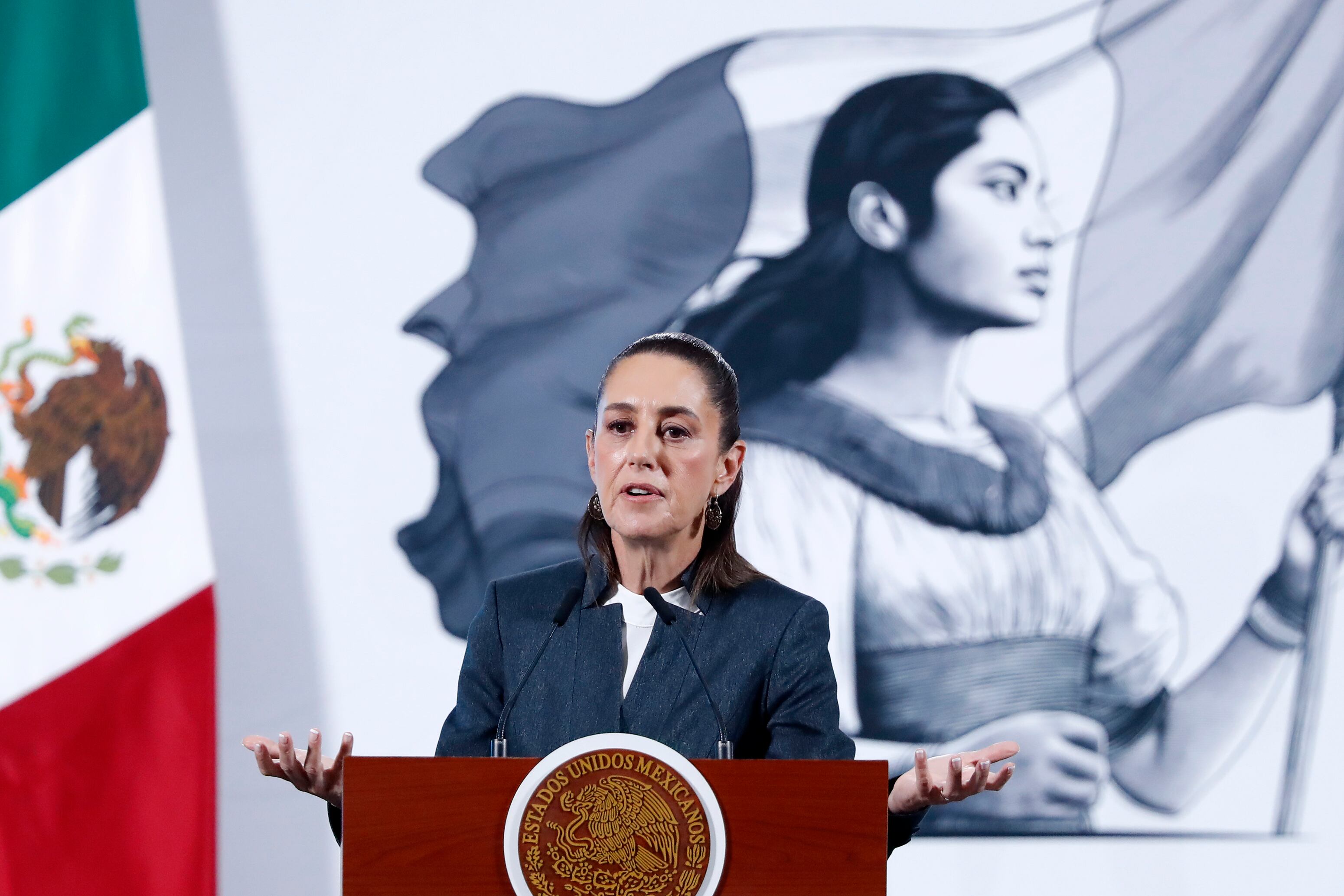 MEX5376. CIUDAD DE MÉXICO (MÉXICO), 03/03/2025.- La presidenta de México, Claudia Sheinbaum, habla durante su conferencia de prensa diaria este lunes, en el Palacio Nacional de la Ciudad de México (México). El director del Instituto Mexicano del Seguro Social (IMSS), Zoé Robledo, destacó que existe un récord histórico de más de 22,4 millones empleos formales en el país, tras la creación de 192.552 puestos en lo que va del año. EFE/ Mario Guzmán