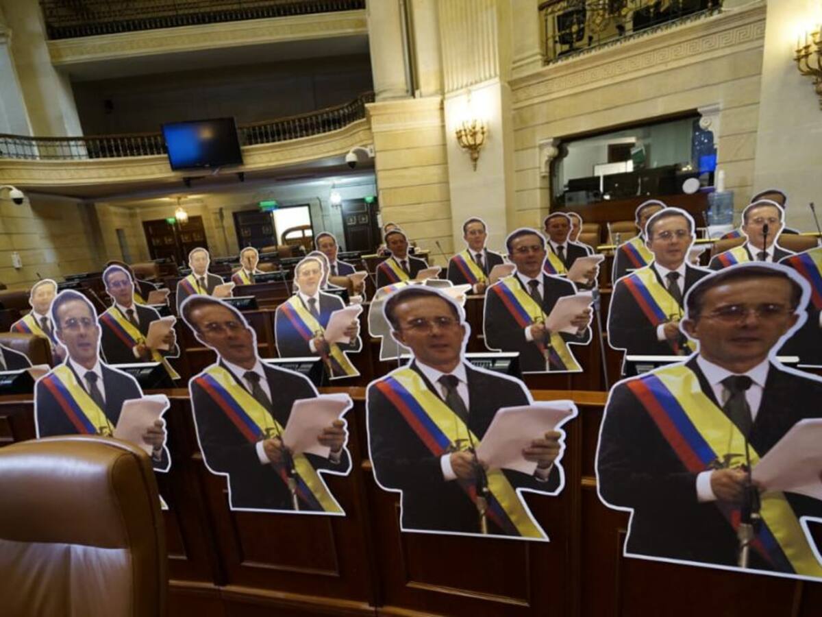 Bancada del C. Democrático sorprendió con homenaje a Uribe en el Congreso