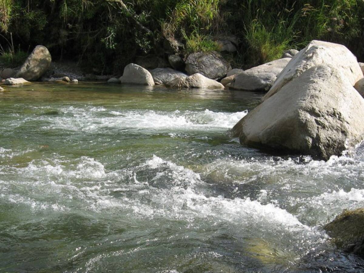 Dos turistas fueron arrastrados por un río en Caracolí