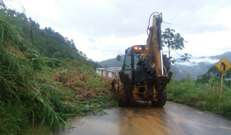 Combos de maquinaria amarilla para la movilidad en Caldas