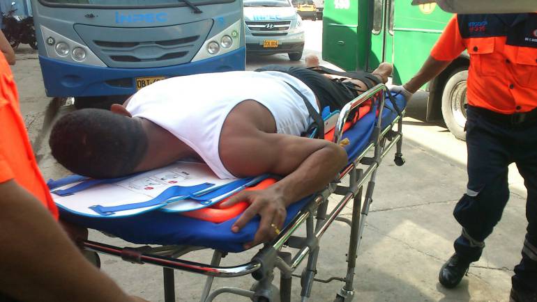 Uno de los heridos es trasladado a un centro asistencial.