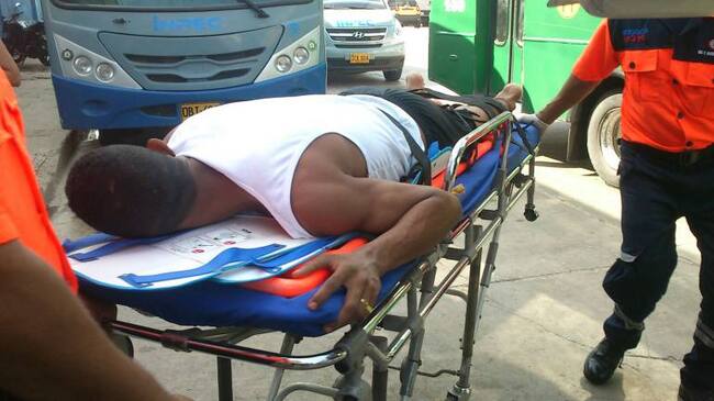 Uno de los heridos es trasladado a un centro asistencial.