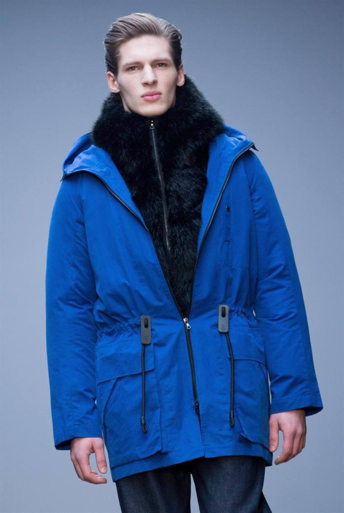 Una serie de modelos presentan la colección de otoño, invierno 2015 en la semana de la moda masculina en Londres, Inglaterra, que se realizará hasta el próximo 12 de enero.