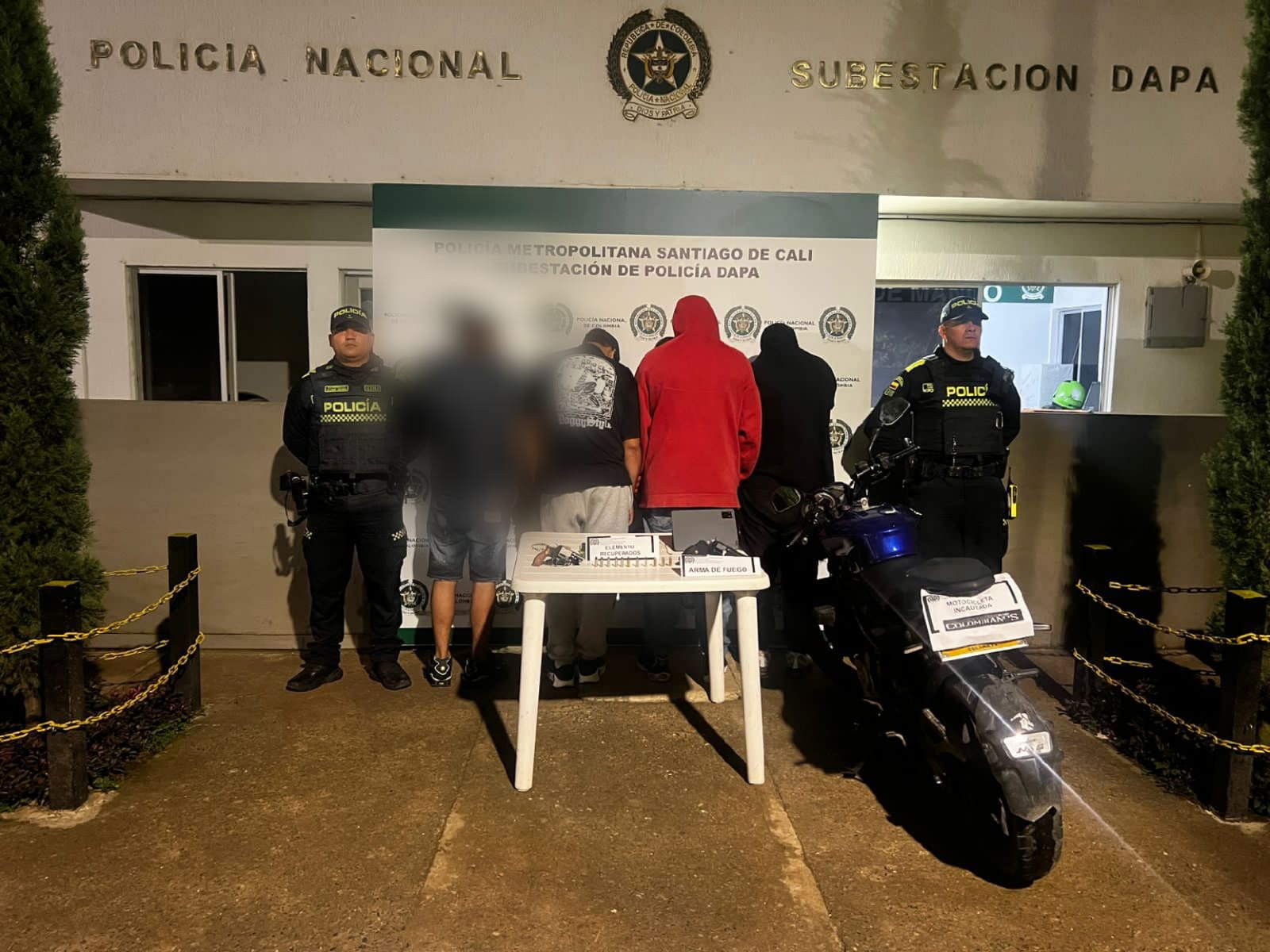Tres adultos y un menor fueron sorprendidos tras un presunto hurto a una familia