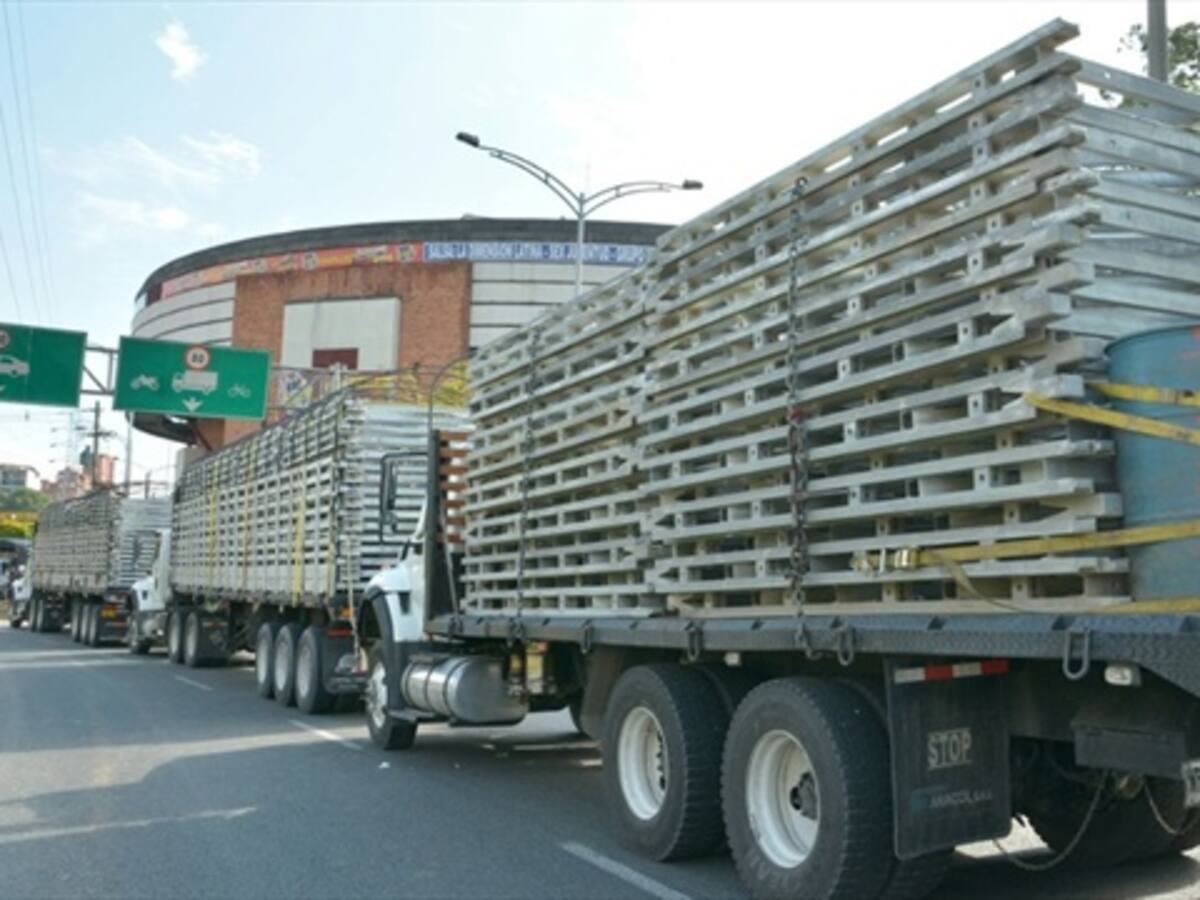 La estructura del puente militar se instala hoy en Medellín
