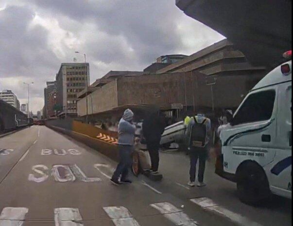 Volcamiento en la Av. carrera 10 en el centro de Bogotá -Secretaría de Movilidad