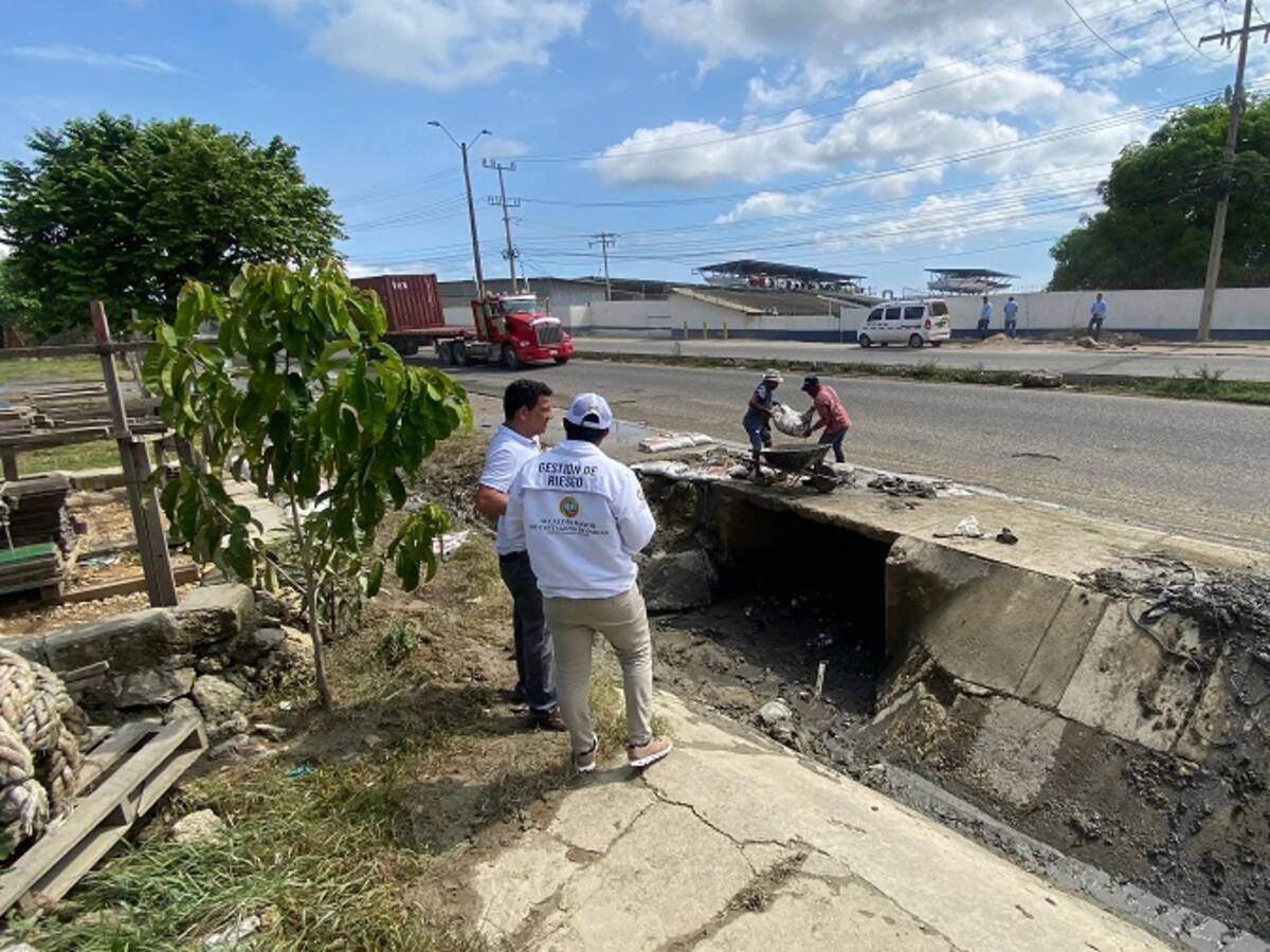 Gestión del Riesgo intervino inundación en la vía a Mamonal, sector Albornoz