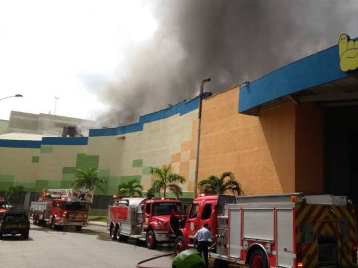 Controlan incendio en Centro Comercial al norte de Barranquilla