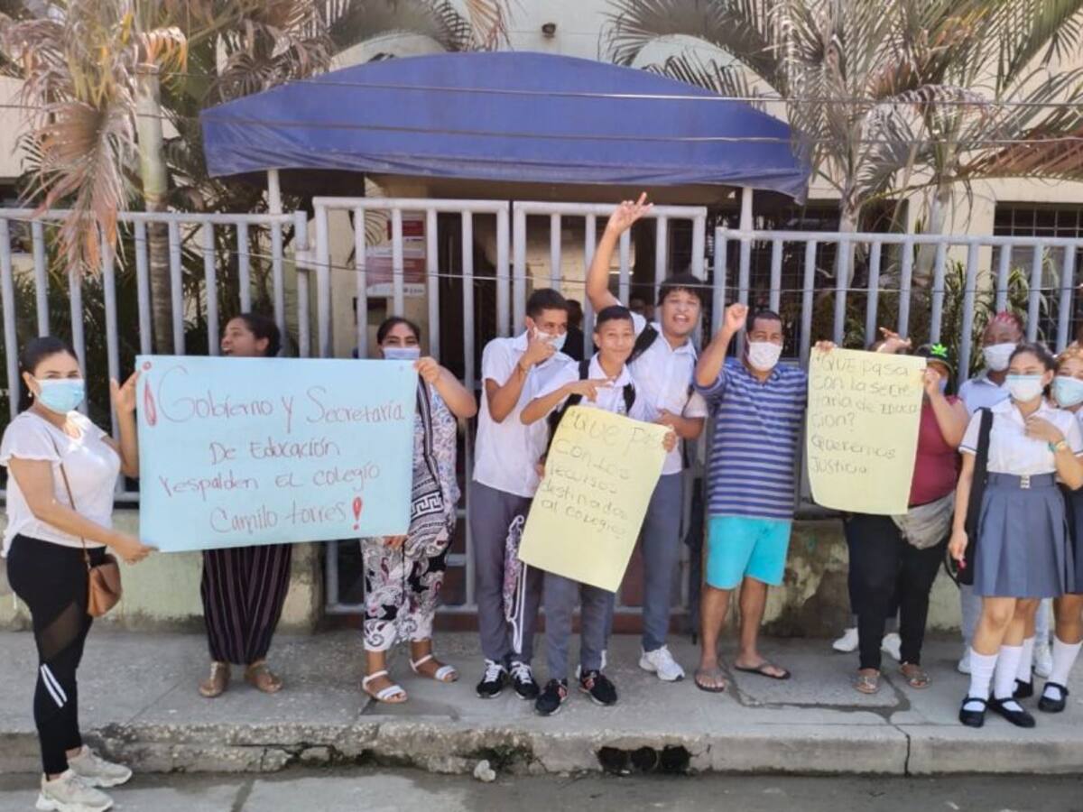 En El Pozón protestaron por mal estado del colegio Camilo Torres
