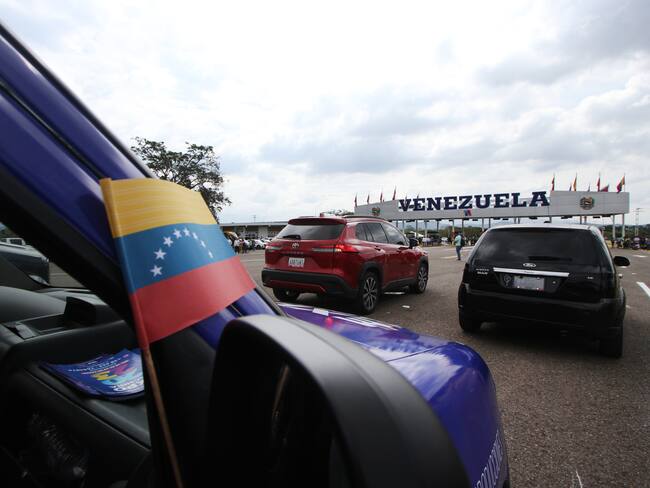 Vehículos esperan para cruzar la línea fronteriza en el puente internacional Atanasio Girardot/ Foto de Jorge Mantilla/NurPhoto vía Getty Images.