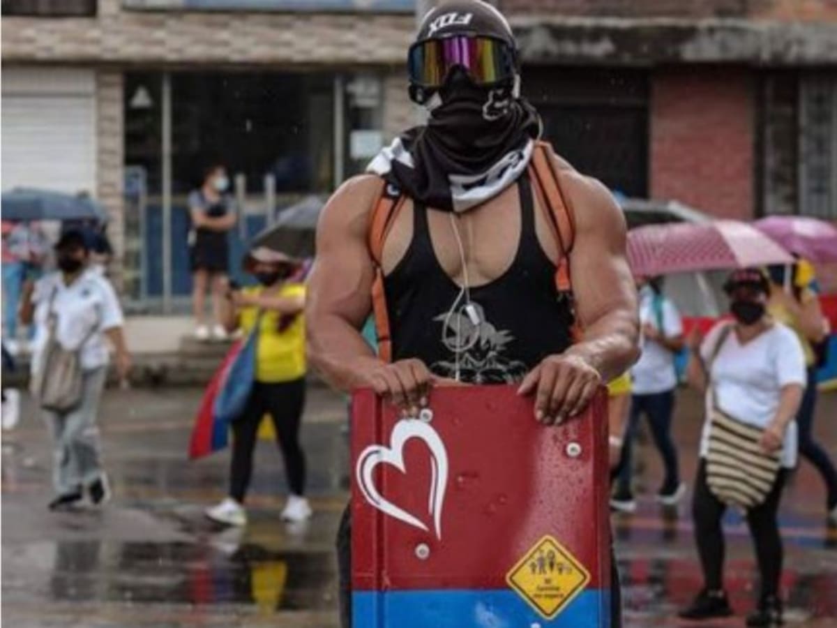 'Capitán Colombia', el musculoso que es sensación en las manifestaciones