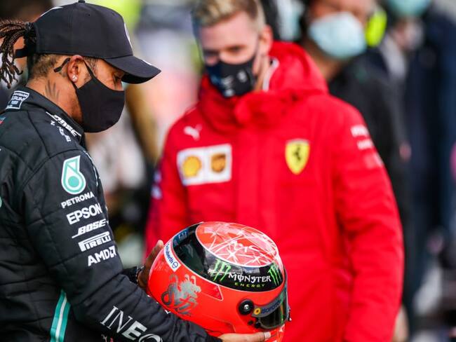 Hamilton ganó el GP de Eifel e iguala el histórico récord de Schumacher