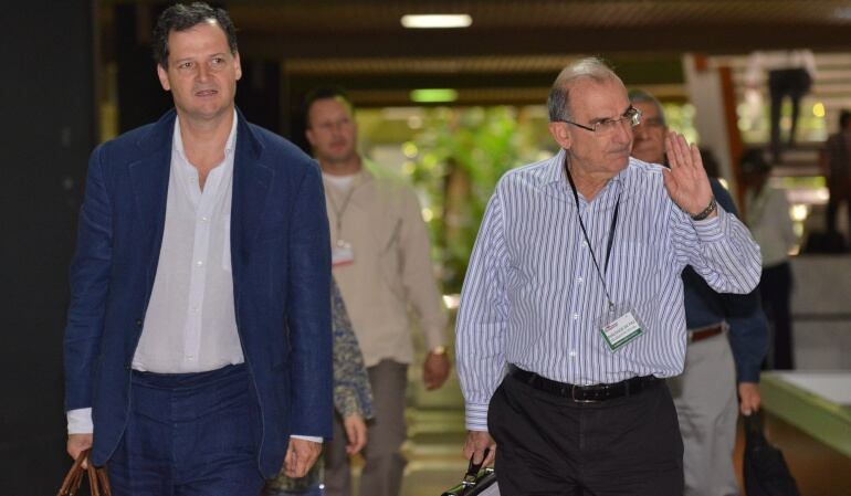 Sergio Jaramillo, alto comisionado de Paz; y Humberto De la Calle, jefe de la comisión negociadora del Gobierno en La Habana. 