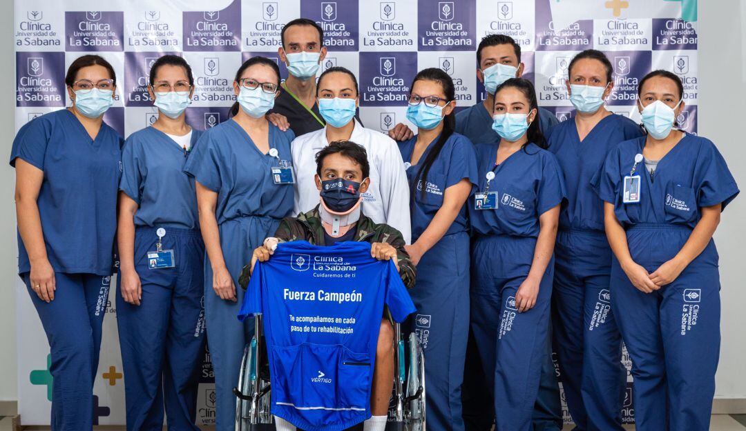 Egan Bernal posa junto a parte del cuerpo médico de la Clínica Unisabana.