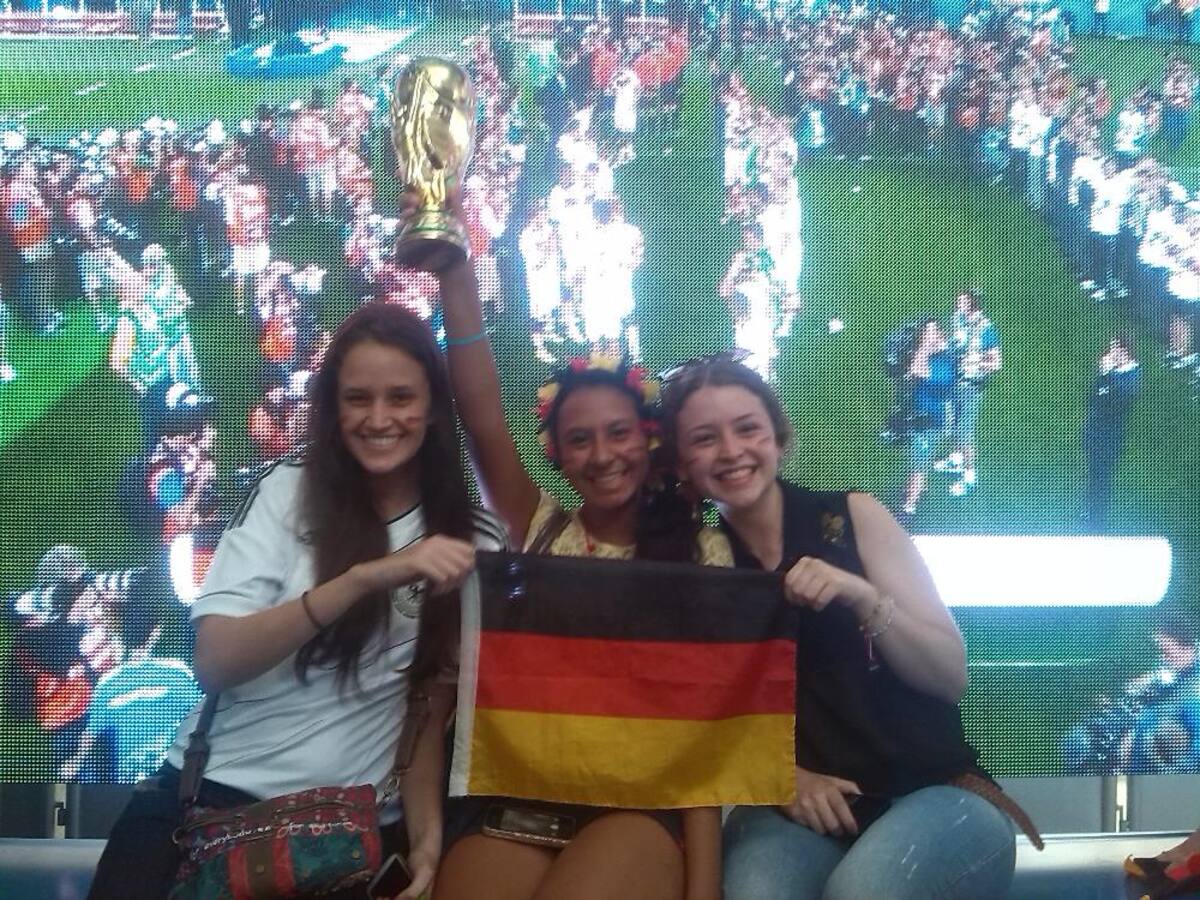 Con cornetas, banderas y cerveza la colonia alemana celebró el triunfo en el centro comercial Premium Plaza.