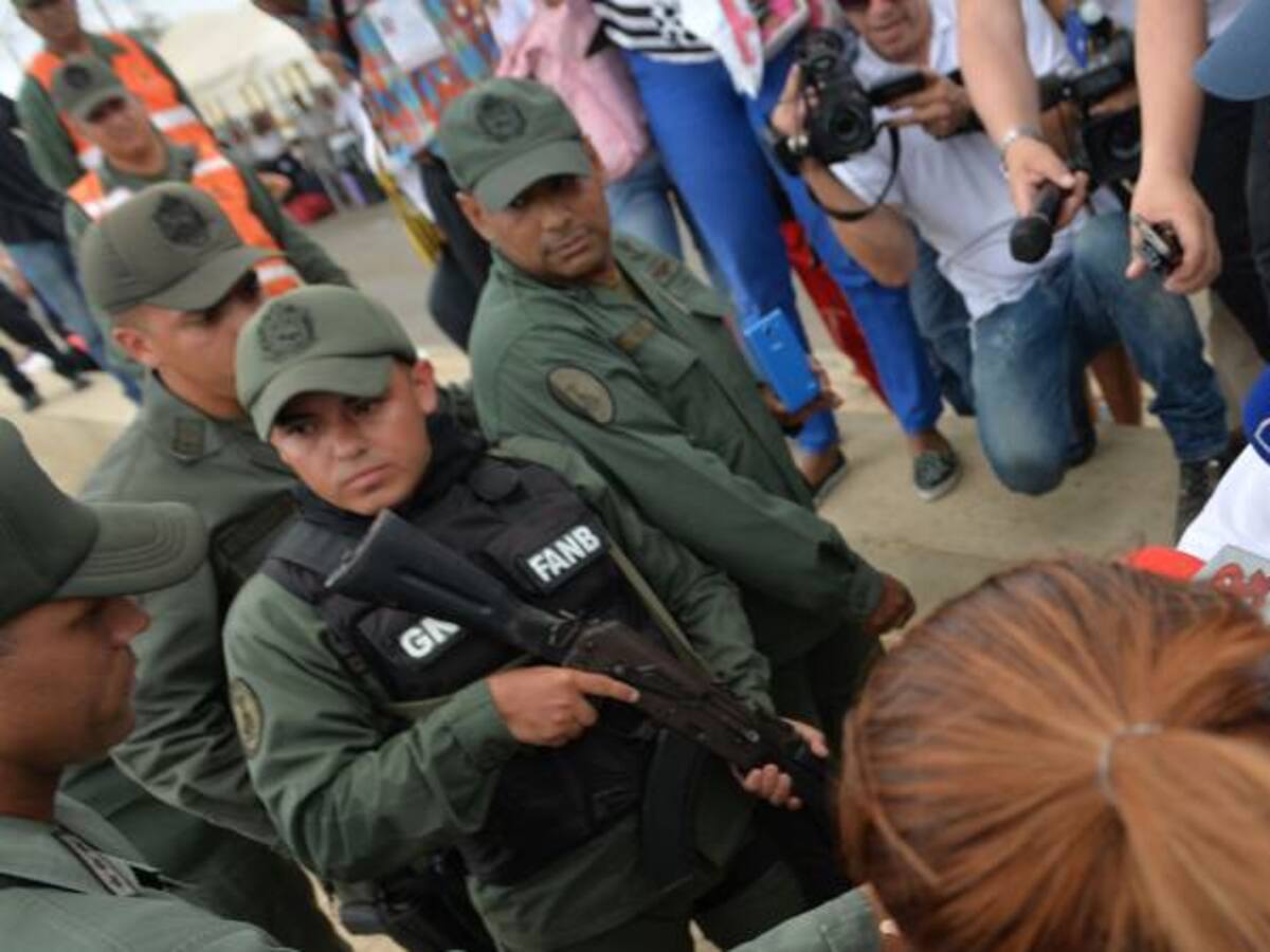 Santos saluda en la frontera a militares venezolanos