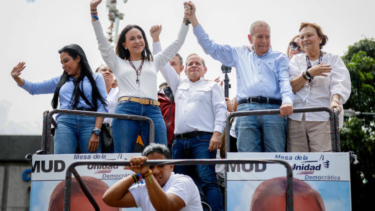 Machado y González Urrutia piden a militares y policías ponerse “al lado del pueblo”