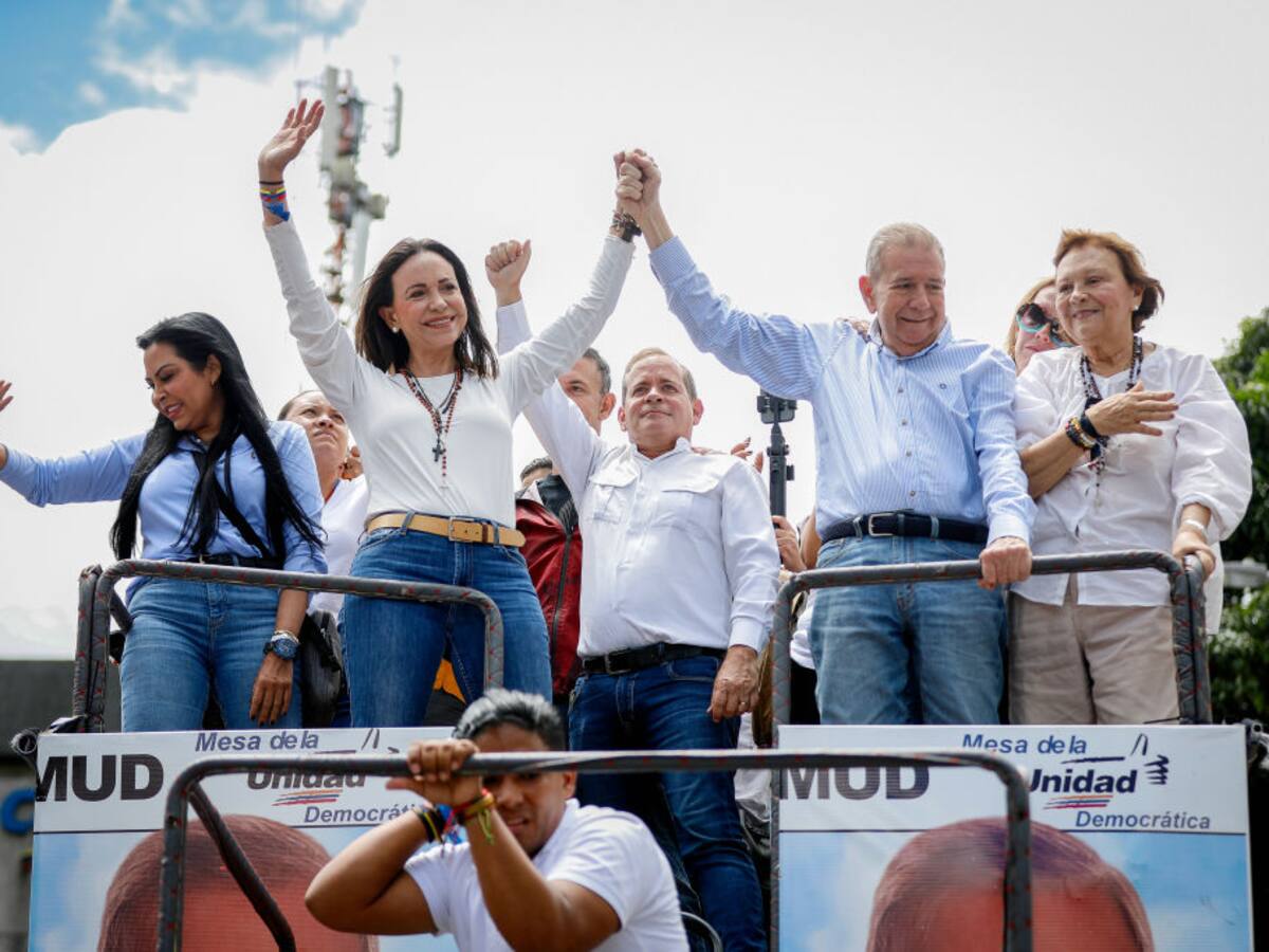 Machado y González Urrutia piden a militares y policías ponerse “al lado del pueblo”