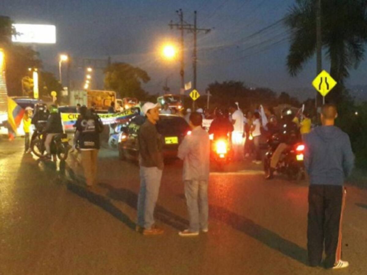 Protesta en la vía Cali-Candelaria por mal estado de la carretera