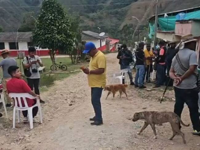 Más de mil personas confinadas por combates entre disidencias y el ELN en Cauca