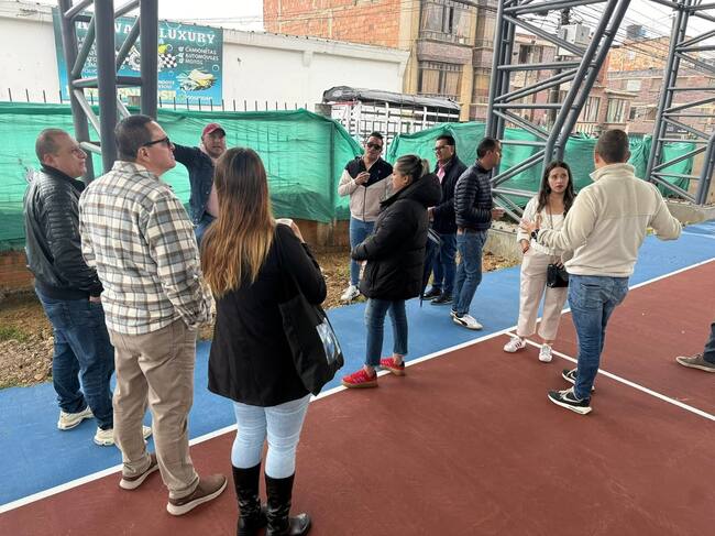 Los concejales de Tunja realizaron la visita al polideportivo de El Libertador donde evidenciaron grandes falencias estructurales / Foto: Prensa Concejo de Tunja.
