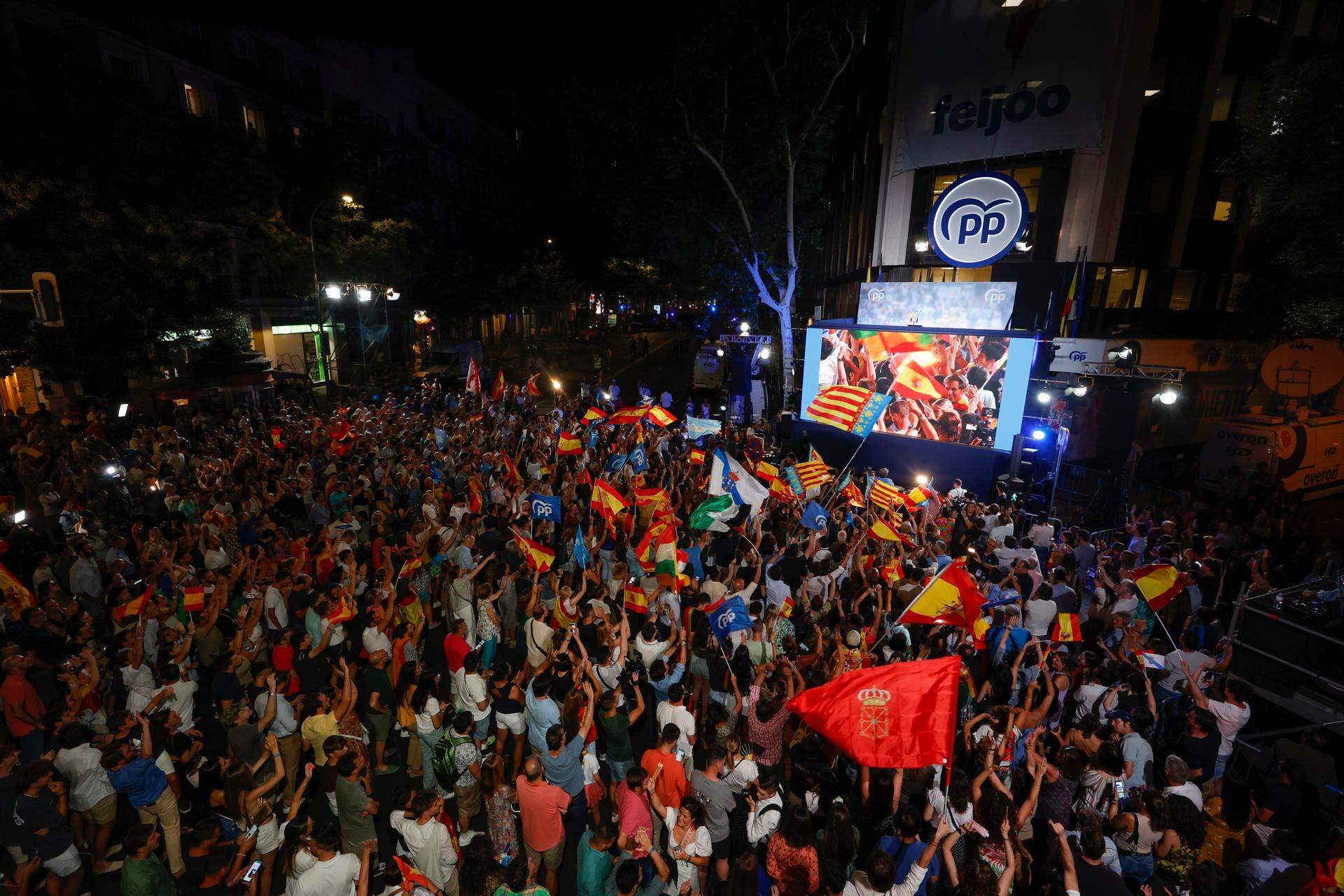 Simpatizantes del PP en la sede de los populares en Madrid tras conocerse los resultados en las elecciones celebradas hoy Domingo. EFE / Javier Lizón.