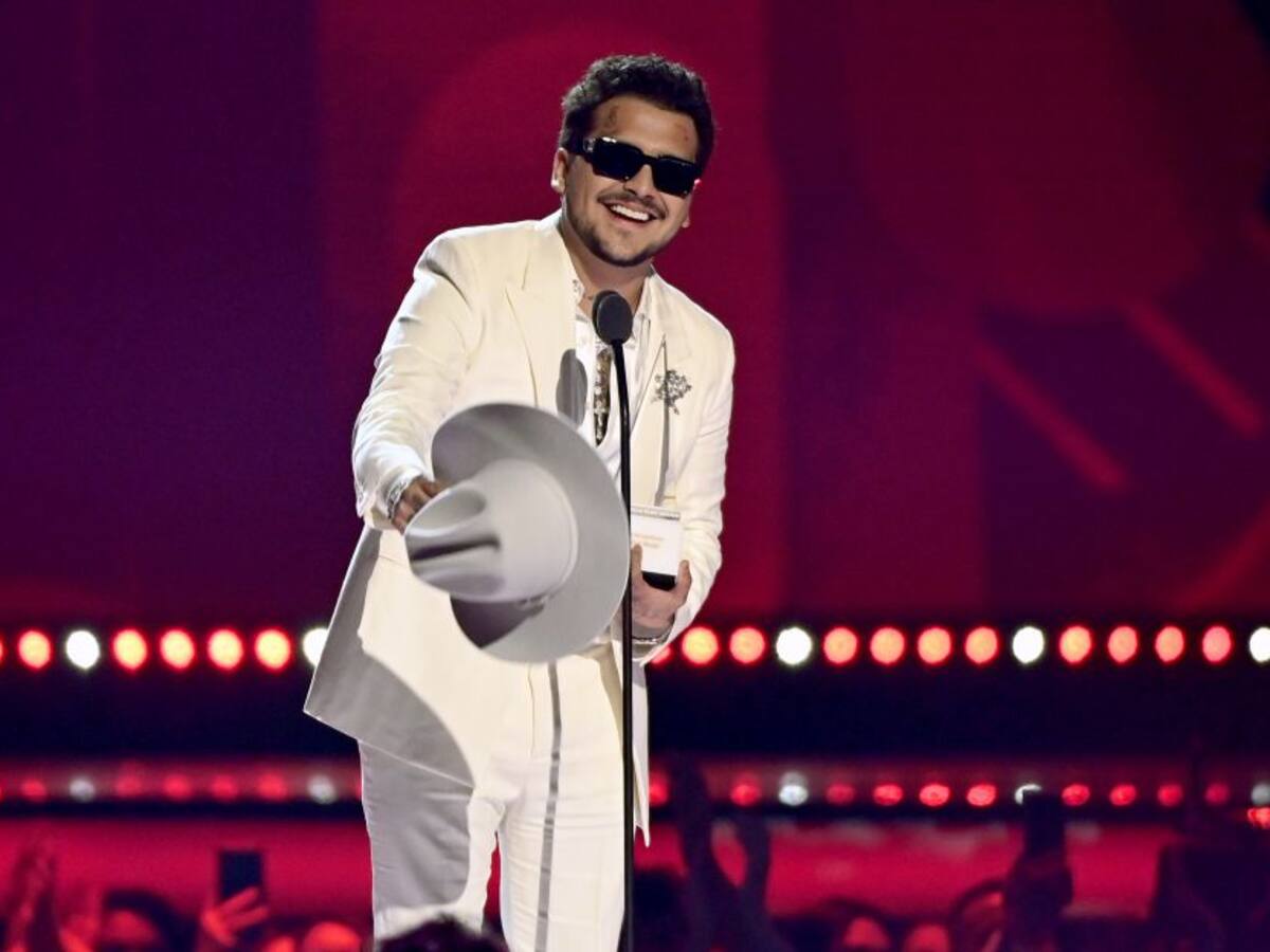 Christian Nodal es criticado por intentar besar a fanática en la calle