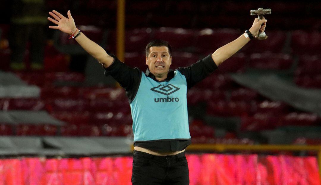 Juan Cruz Real con el Cristo Milagroso de Buga en la mano.