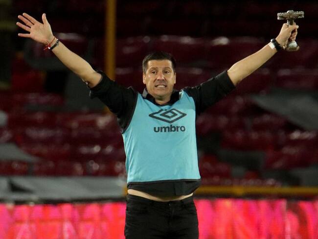 Juan Cruz Real con el Cristo Milagroso de Buga en la mano.