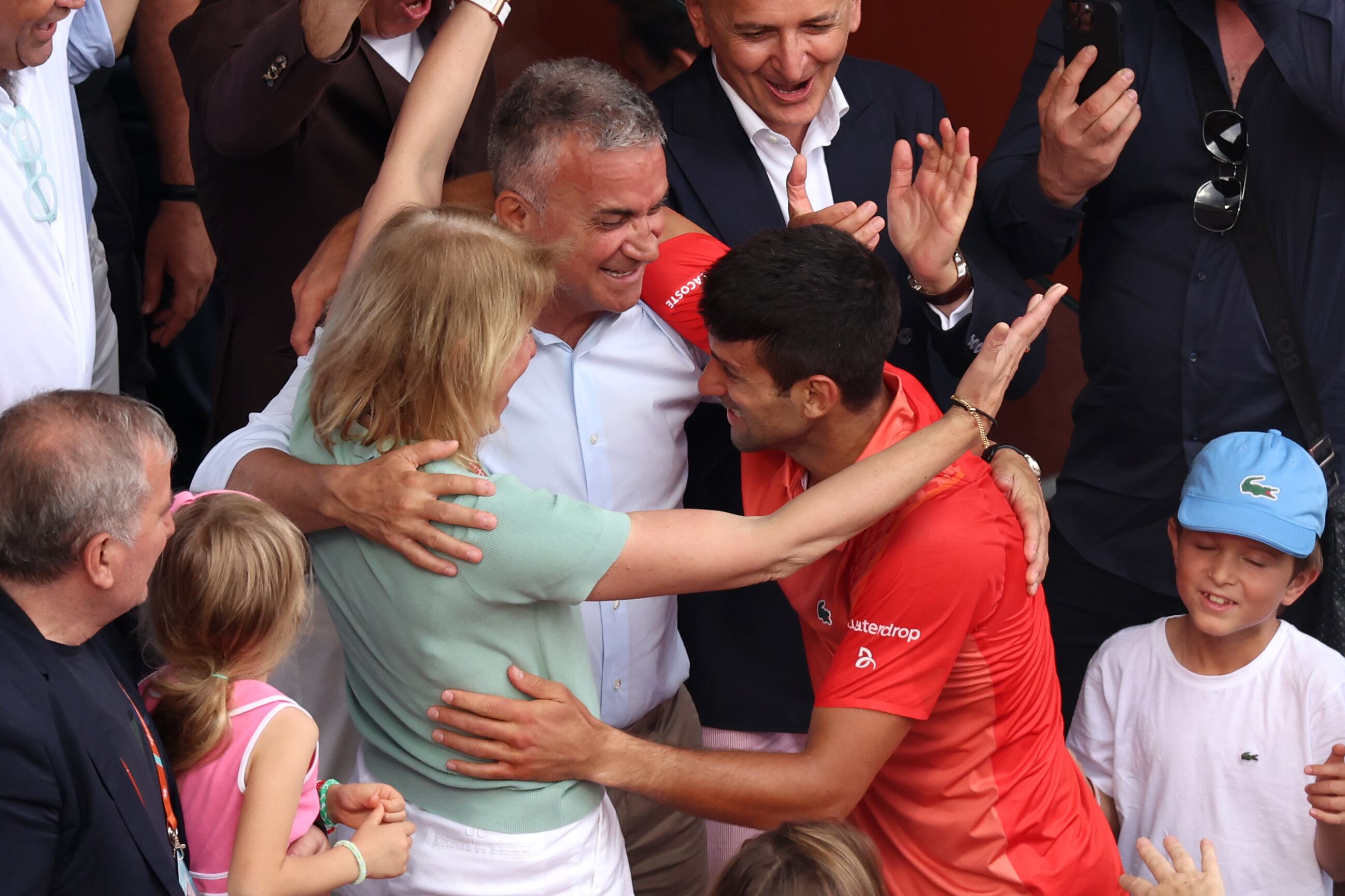 Novak Djokovic junto a sus padres. (Photo by Clive Brunskill/Getty Images)