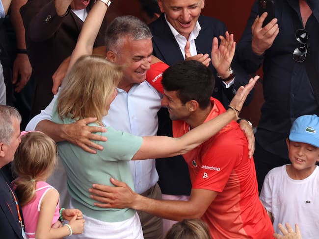 Novak Djokovic junto a sus padres. (Photo by Clive Brunskill/Getty Images)