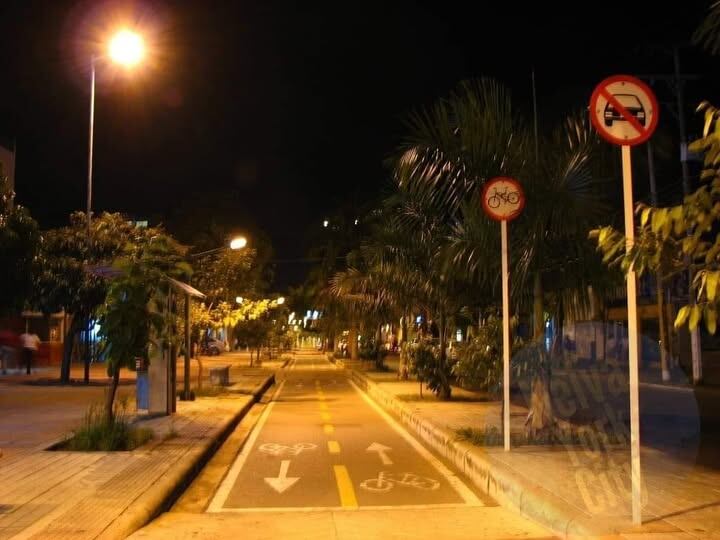 Sector de la carrera Quinta, zona rosa de Neiva, donde tres vigilantes fueron heridos en un ataque armado la noche del viernes. Foto tomada de redes.