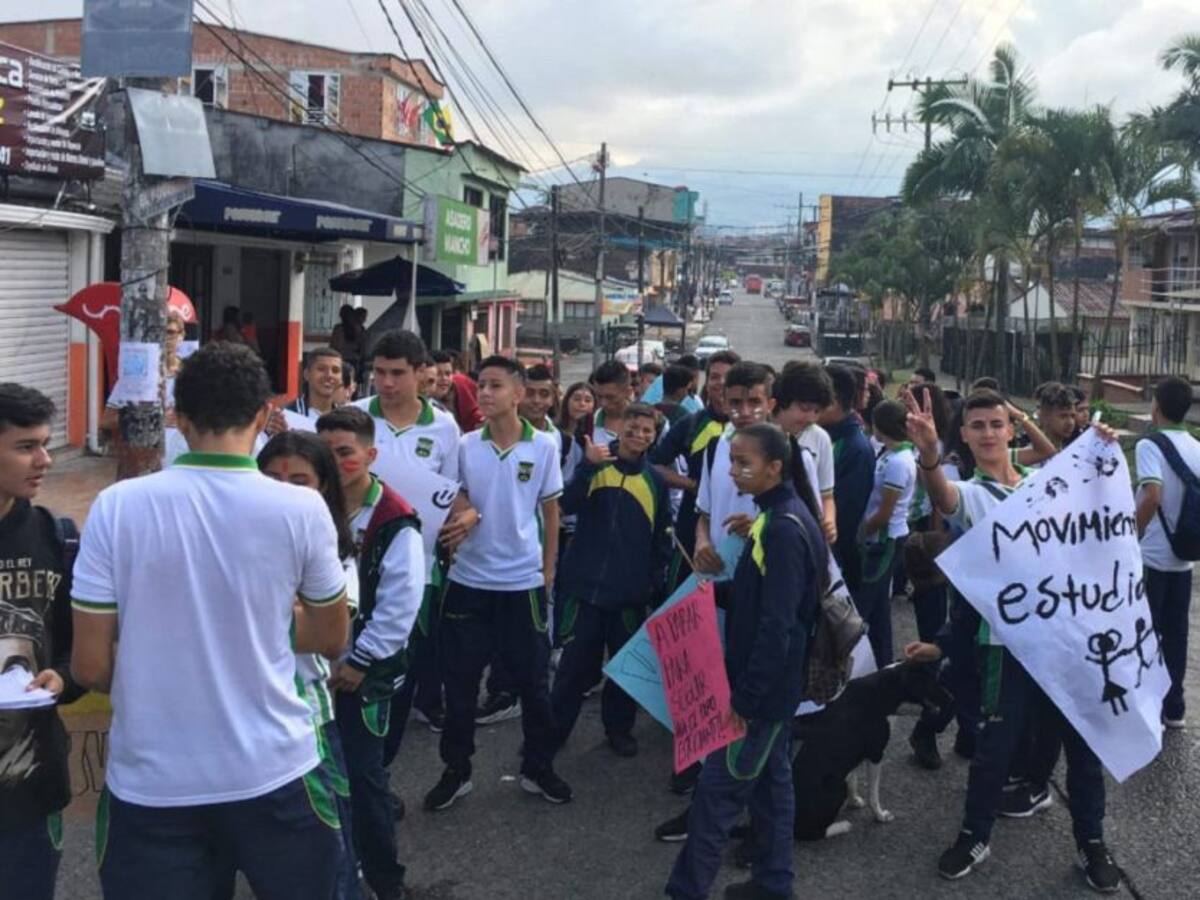 Paro estudiantil en el colegio Santa Isabel de Dosquebradas