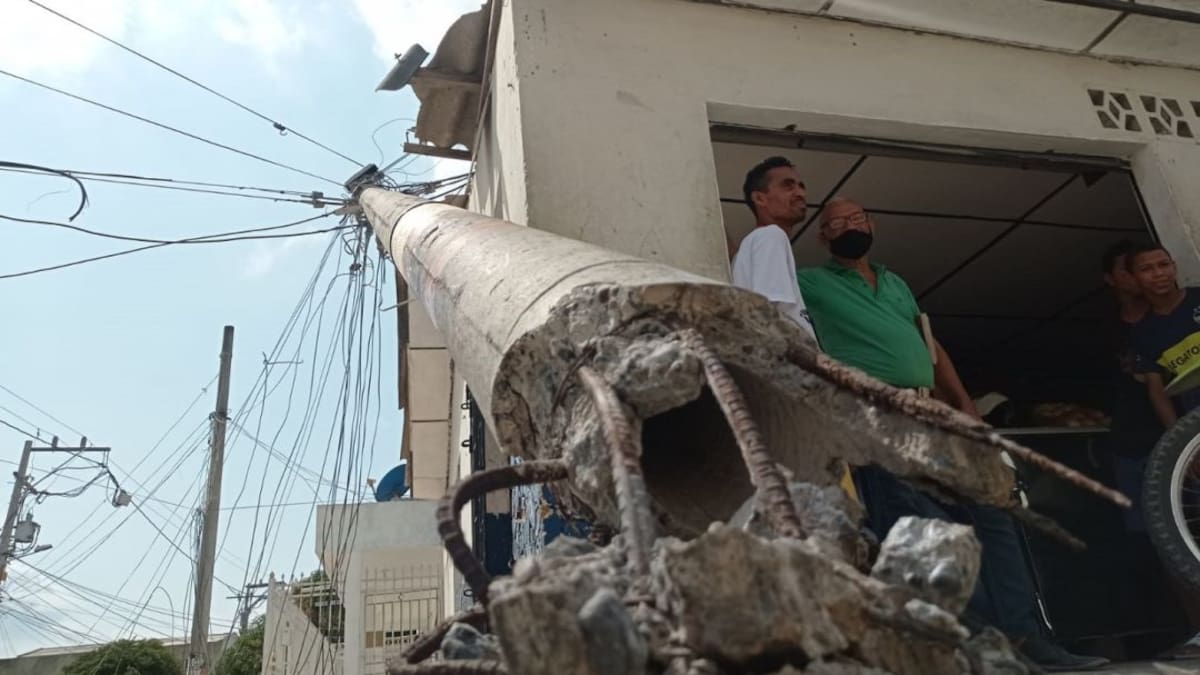 Poste cae sobre fachada de tienda en Soledad, Atlántico