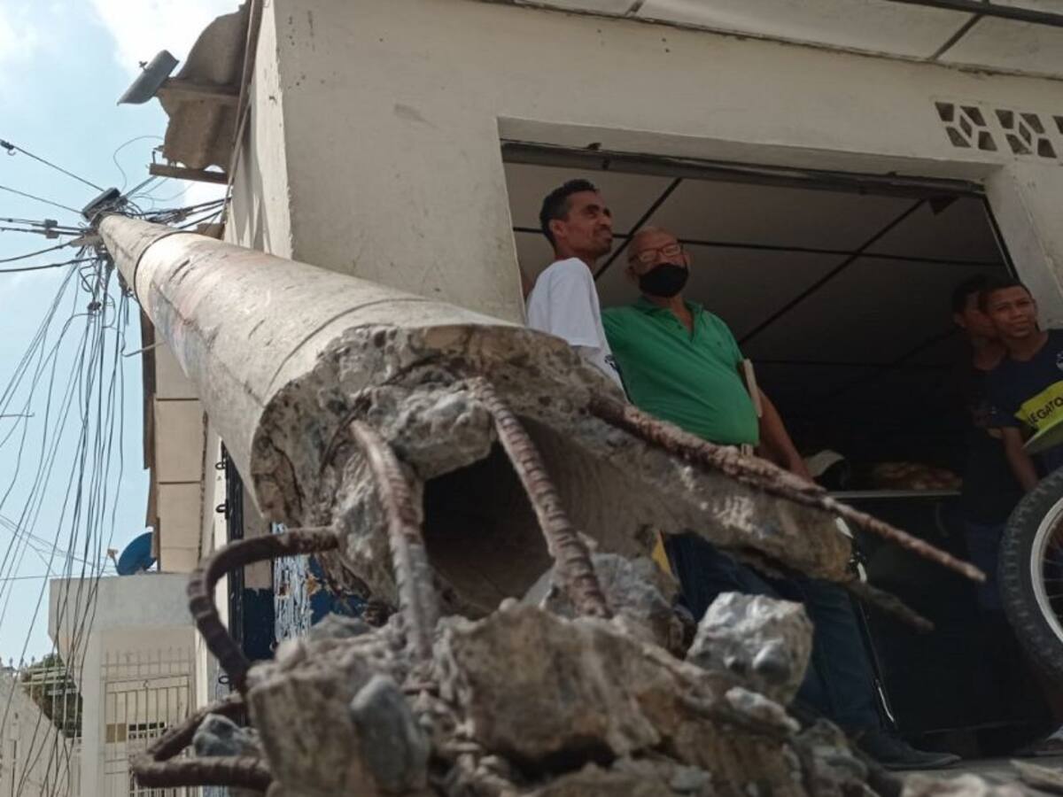 Poste cae sobre fachada de tienda en Soledad, Atlántico