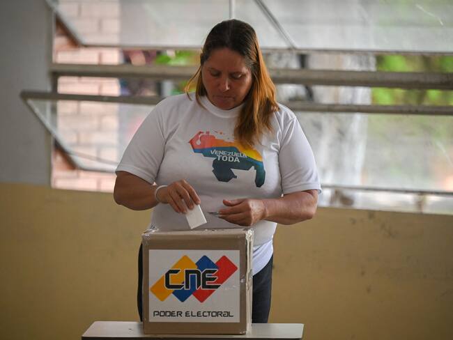 A woman votes at a polling station during a consultative referendum mock on Venezuelan sovereignty over the Esequibo, in Caracas on November 19, 2023. Next December 3 Venezuela will hold a referendum on whether to annex the Esequibo region -a contested oil-rich region administered by Guyana and which makes up more than two-thirds of its territory and home to 125,000 of its 800,000 citizens. The dispute over Esequibo dates back to 1899 when an arbitration tribunal fixed the border between Venezuela and Guyana -- a former colony of both Britain and the Netherlands. (Photo by Federico Parra / AFP) (Photo by FEDERICO PARRA/AFP via Getty Images)