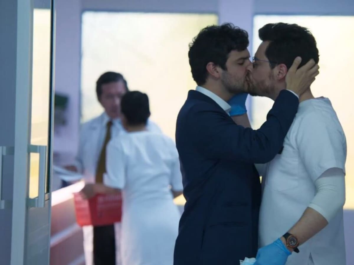 El inesperado beso de dos personajes de 'Enfermeras'