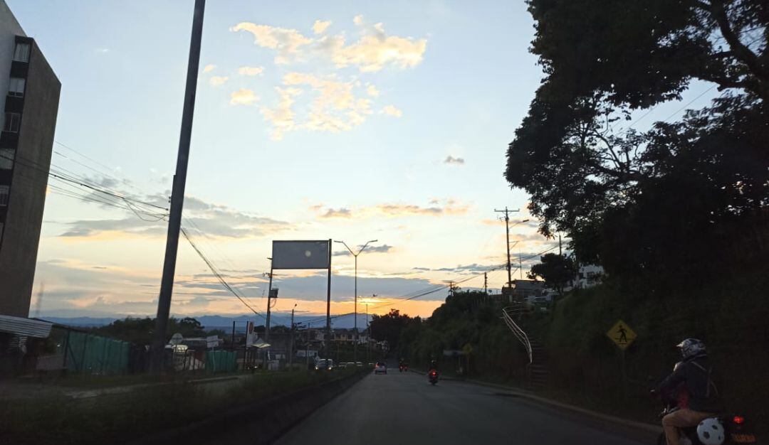 Hermoso atardecer en Armenia en días de sol y viento en agosto