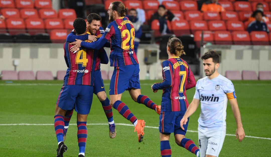 Lionel Messi celebra su gol ante el Valencia en La Liga