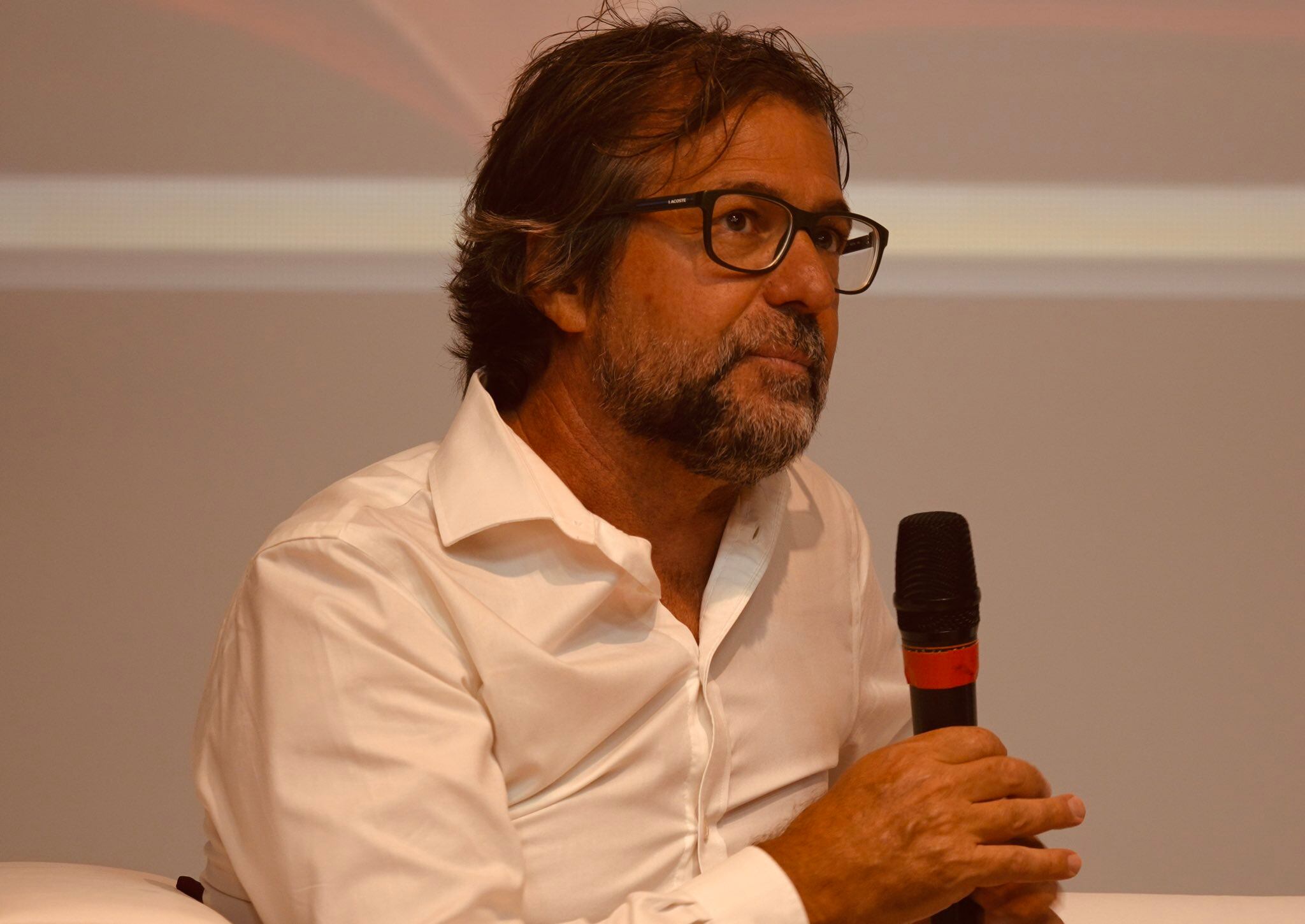 Hugo Pardo, director de Outlier School, consultor y diseñador de experiencias de aprendizaje. Foto tomada de su cuenta de X