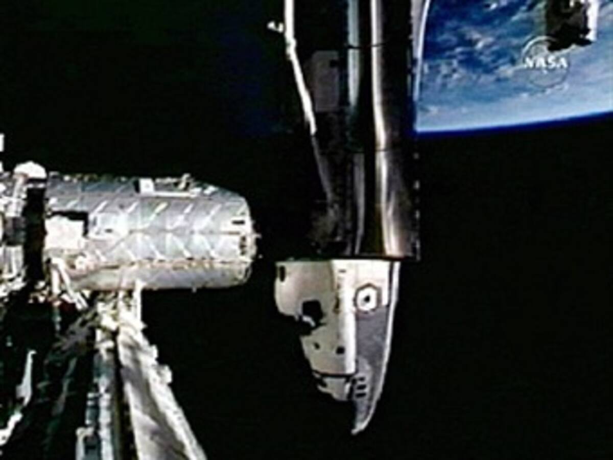 Discovery logra acoplamiento con Estación Espacial Internacional