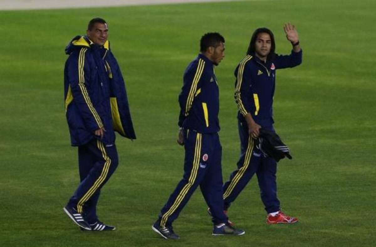 Falcao saluda a la prensa en el Monumental. Foto: EFE