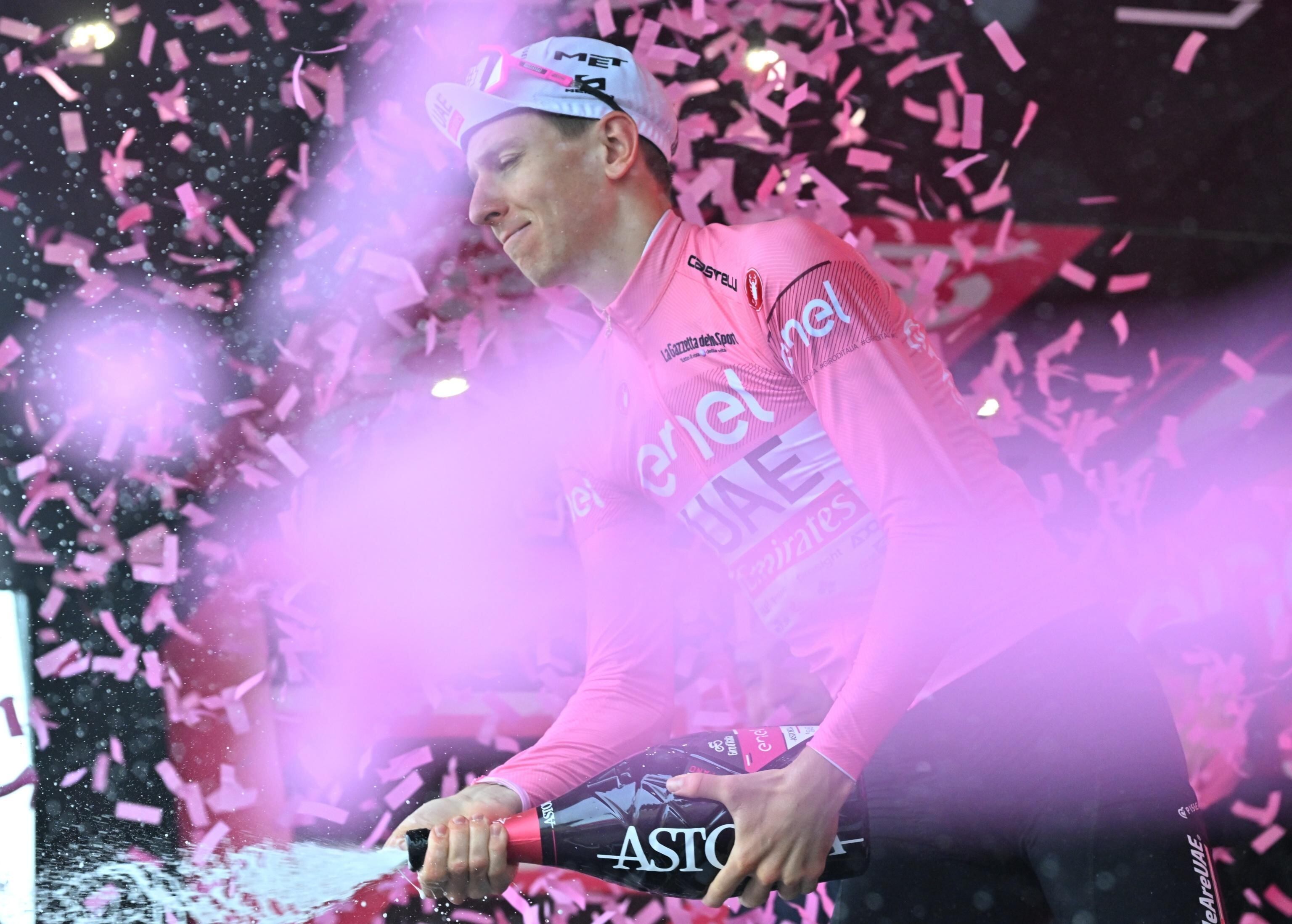 Tadej Pogacar lleva 10 etapas con la camiseta rosa de líder de la carrera. (Ciclismo, Italia, Eslovenia) EFE/EPA/LUCA ZENNARO