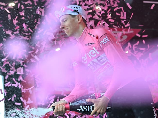Tadej Pogacar lleva 10 etapas con la camiseta rosa de líder de la carrera. (Ciclismo, Italia, Eslovenia) EFE/EPA/LUCA ZENNARO