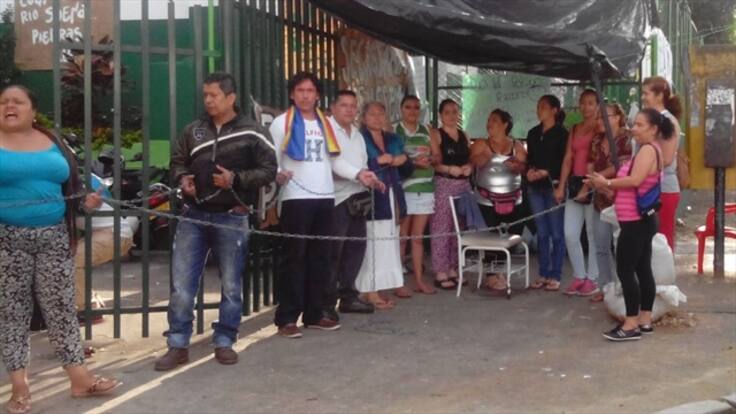 Padres de familia se encadenan a colegio bumangués por llegada de rector