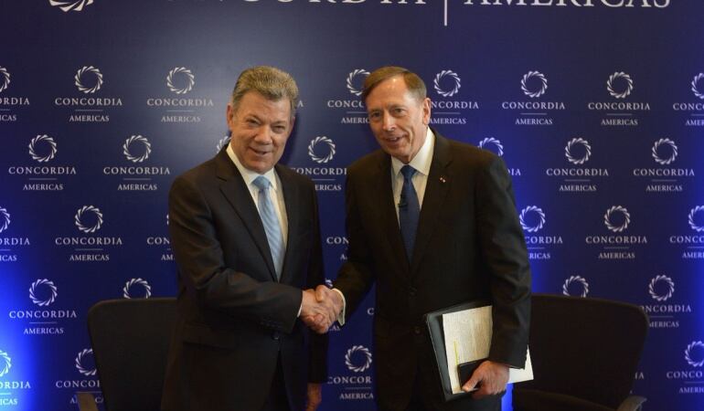 Juan Manuel Santos y  David Petraeus, exdirector de la CIA.